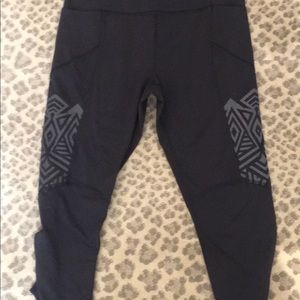 Black cropped Lulu legging